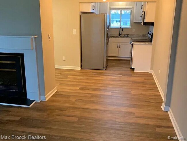 Building Photo - 42556 Plymouth Hollow Dr