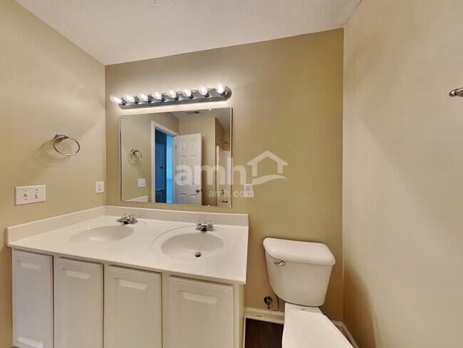 Building Photo - 2853 Park Knoll Dr