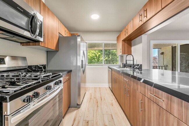Building Photo - Modern Comfort Minutes from the Heart of Las Vegas!
