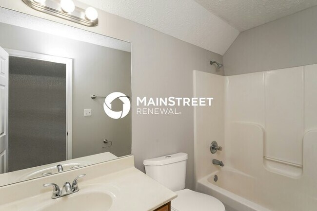Building Photo - 3 Bedroom Pet-Friendly Home in LOUISVILLE, KY with Main Street Renewal