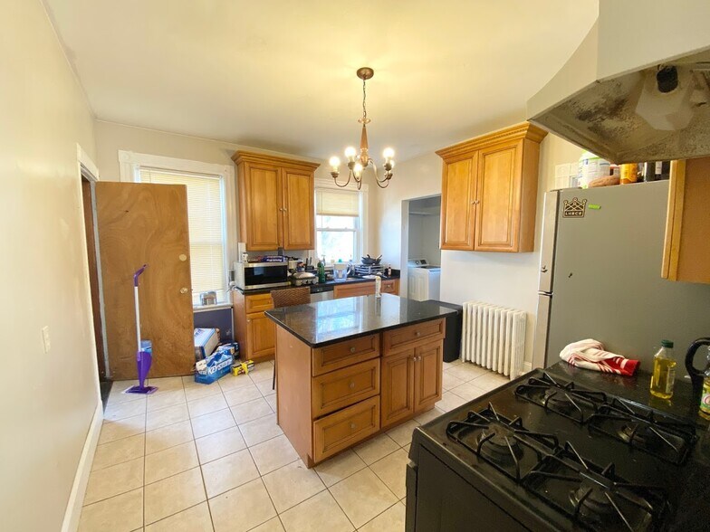 Building Photo - 12 Cherokee St