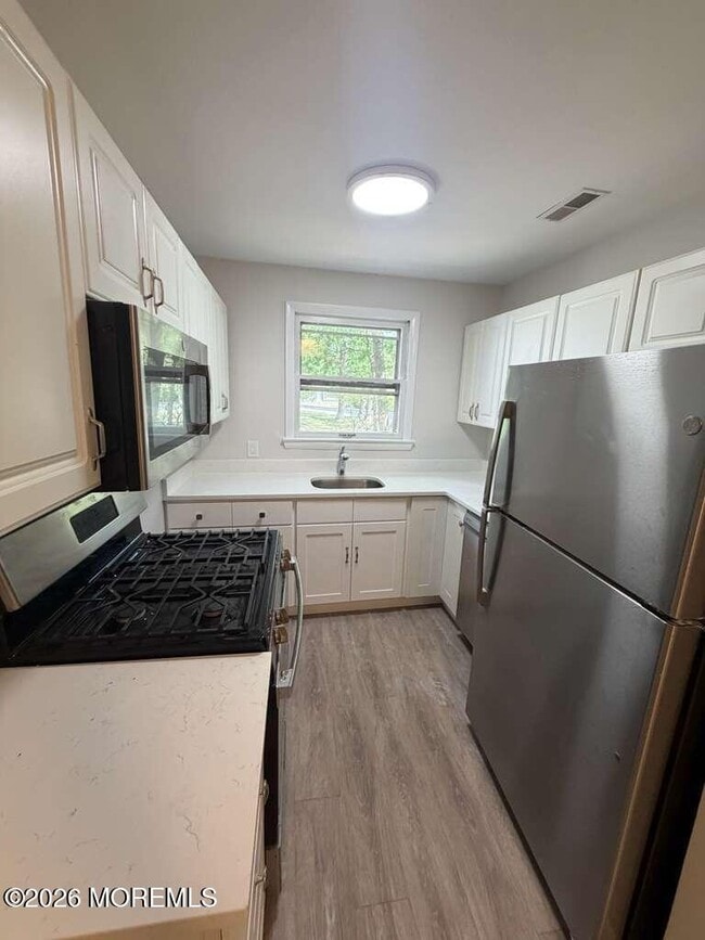 Building Photo - 8 Scotch Pine Dr