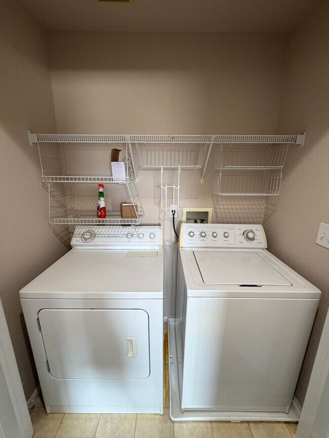 Building Photo - Delightful 3BD/2BA Townhome in Erie with Fresh Paint and New Flooring