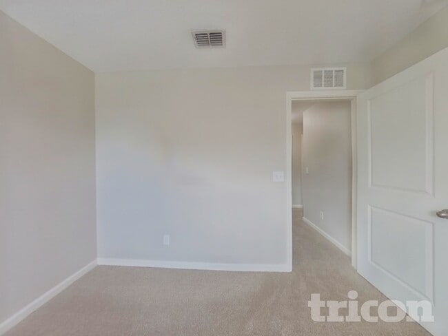 Building Photo - 1058 Lancelot Dr