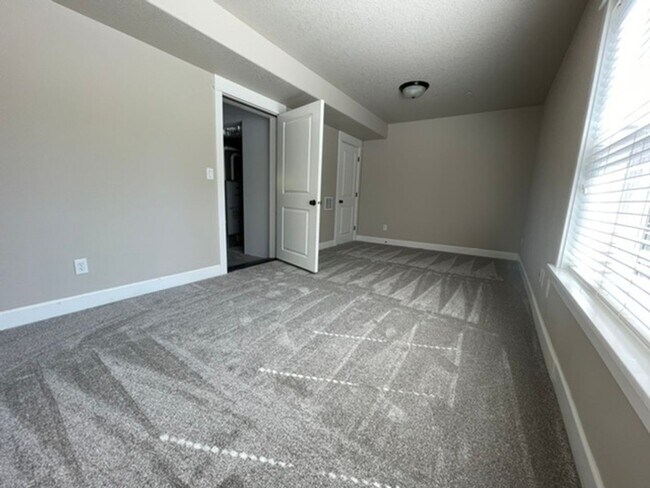 Building Photo - Happy Valley Townhome! 2Bed + Den/Office w/ 2.5 Bath ~ Garage, Washer/Dryer ~ Convenient to PDX A...