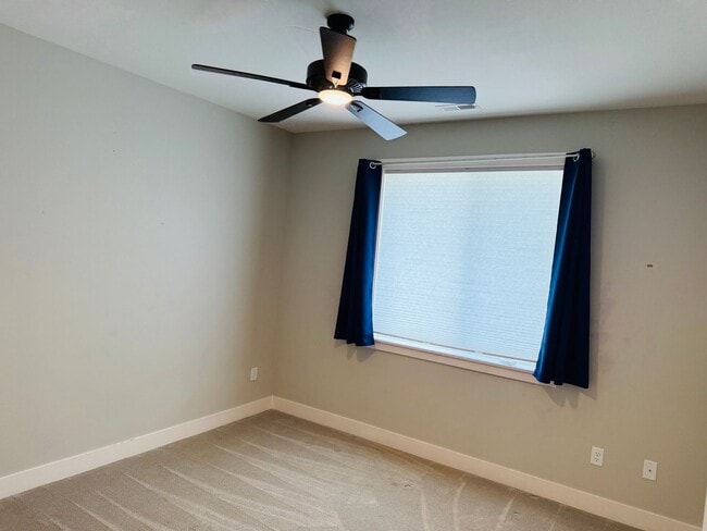 Building Photo - Gorgeous Townhome in Signal Peak (West End...