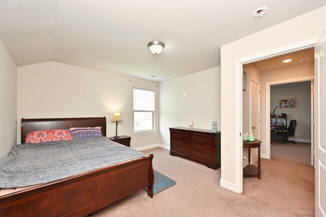Building Photo - **2019-BUILT EXECUTIVE HOME IN A CUL-DE-SA...