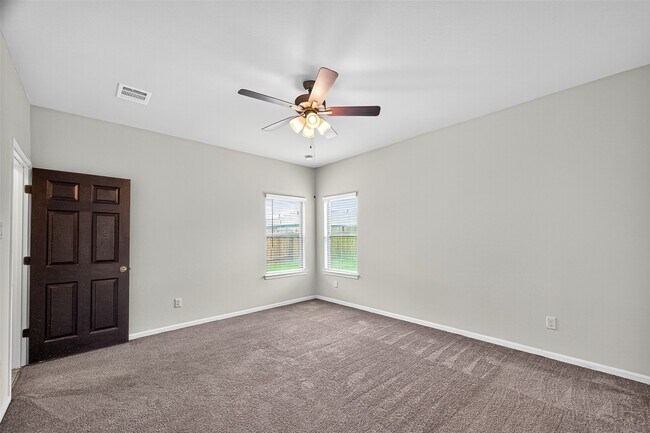 Building Photo - 1218 Hills Dr