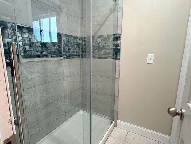 Building Photo - "Charming 2-Bedroom Oasis in South Gulf Cove with Modern Comforts!"