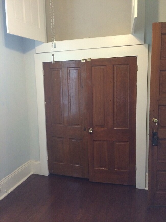 Building Photo - Spacious three bedroom