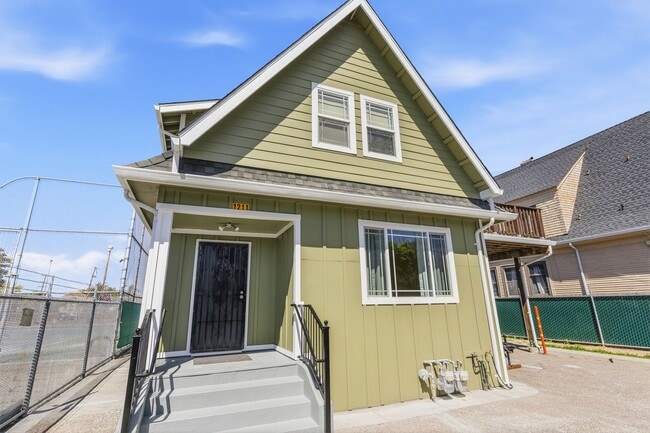 Building Photo - Newly Remodeled 4-Bedroom Oakland Duplex with Gated Parking
