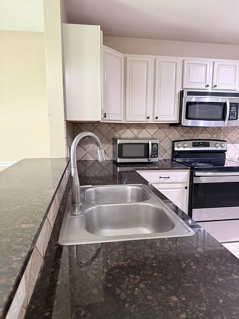 Building Photo - Room in Townhome on Oceanside Dr