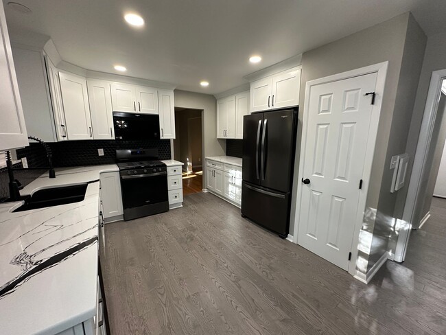 Building Photo - Stunning Single Family Home in “The Knolls”