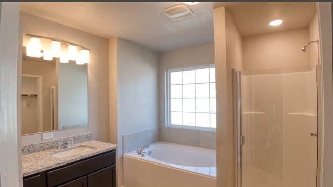 Building Photo - 610 Hollyhock Dr
