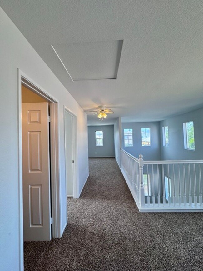 Building Photo - Spacious 4 Bedroom Home with a loft AND bo...