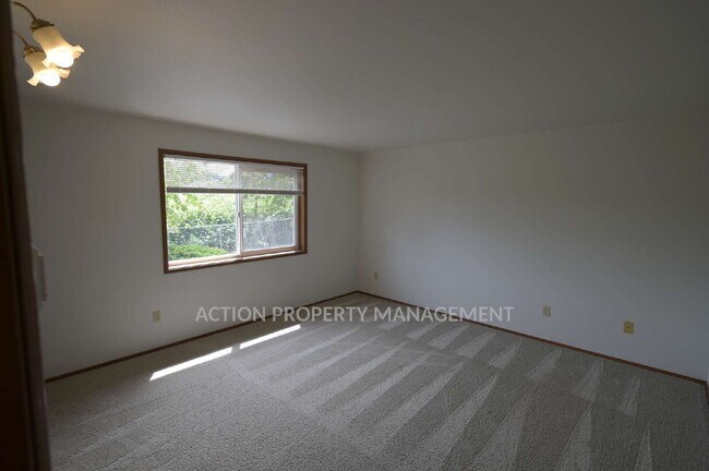 Building Photo - 3 bed 2 bath, 2 car garage in Sequim