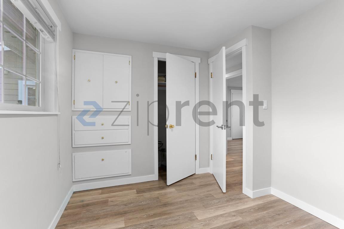 Building Photo - 1020 151st Ave SE