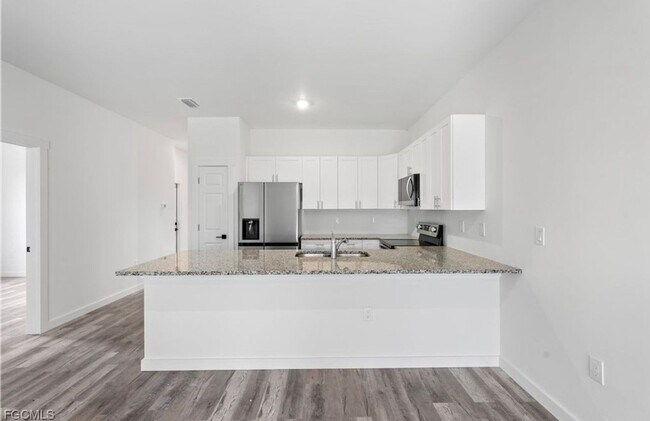 Building Photo - Charming 3BR Duplex in Lehigh Acres