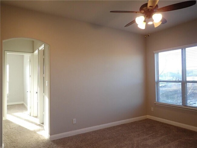 Building Photo - 409 Silver Trail