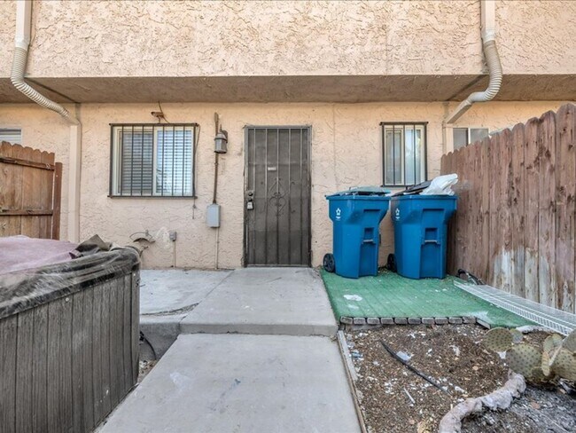 Building Photo - Beautifully upgraded 2 bedroom 2 story tow...