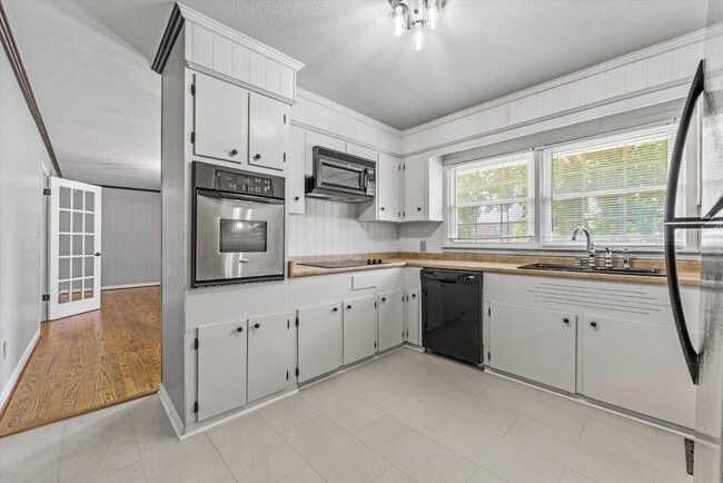 Building Photo - 600 Gale Ln