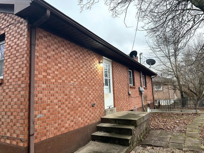 Building Photo - 3369 Holwyn Rd