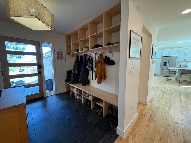 Building Photo - Stunning 4 bed 3.5 Bath Home in Wonderland Hills Walking Distance to Wonderland Lake. Rent Furnis...