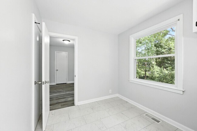 Building Photo - 3 Bedroom Pet Friendly Home For Rent Near Downtown Clarksville