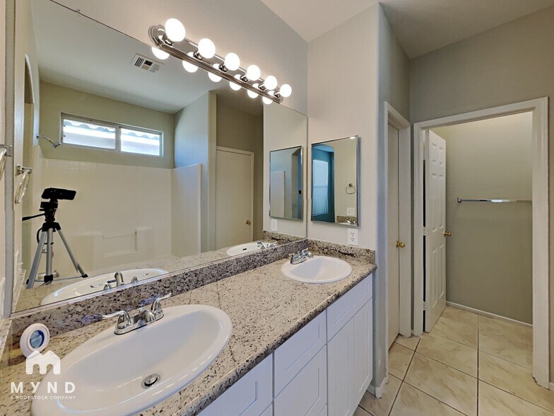 Building Photo - 2500 Birds Nest Cactus Ct