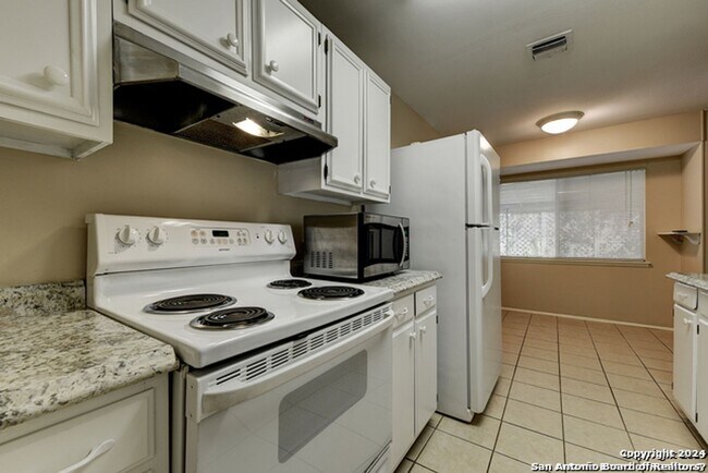 Building Photo - Charming Home Awaits: Spacious & Modern Living in a Prime Location