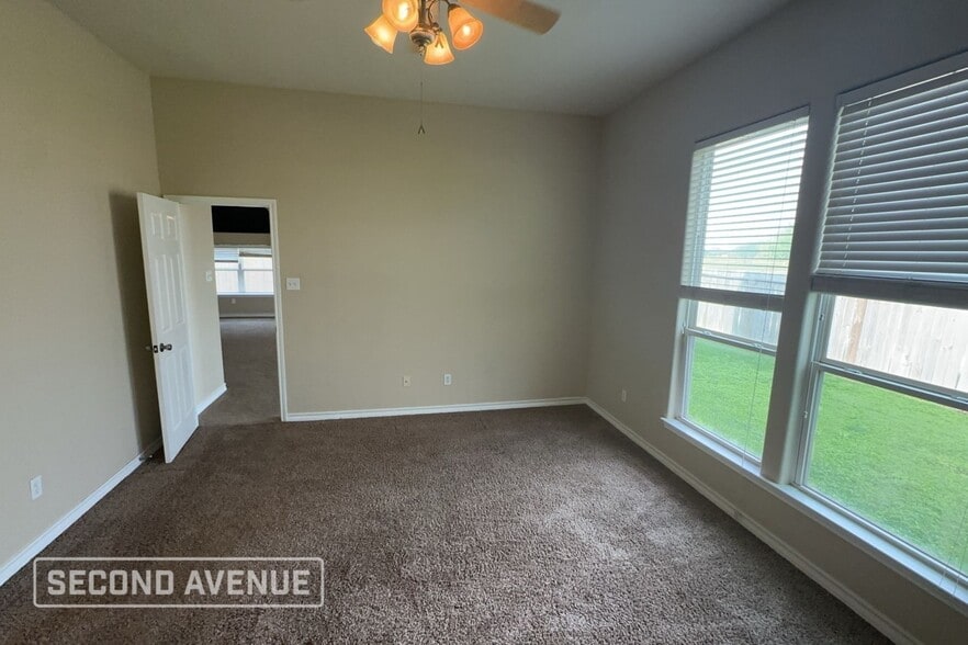 Building Photo - 1011 Forest Oak Dr