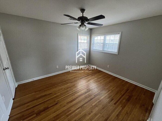 Building Photo - 934 E Holmes Rd