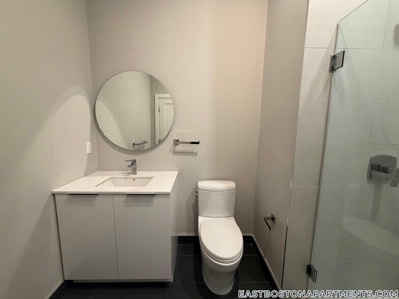 Building Photo - 656 Saratoga St