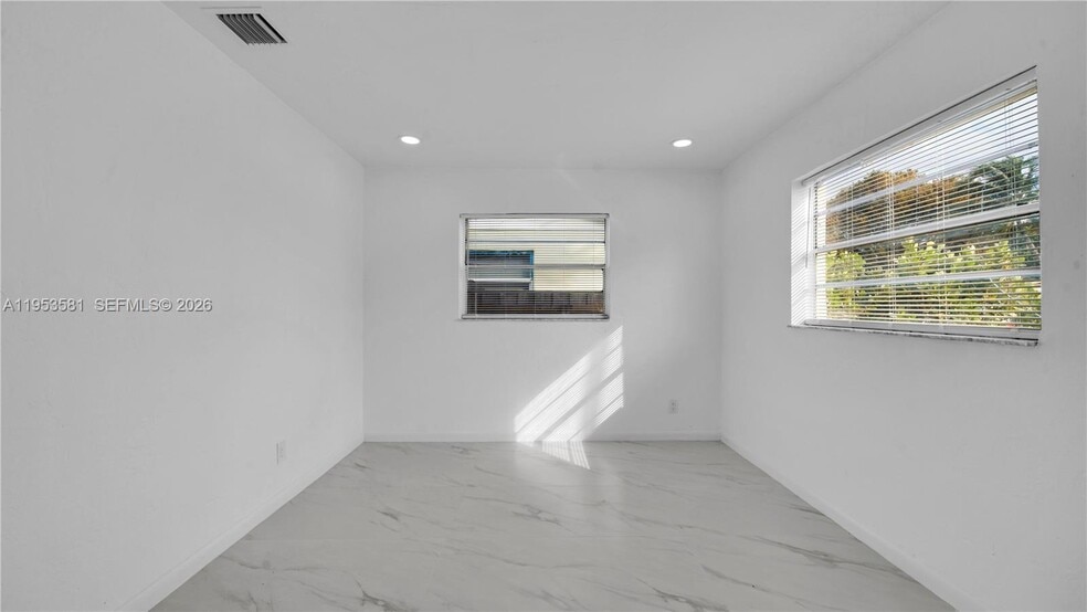 Building Photo - 4285 SW 48th Ct