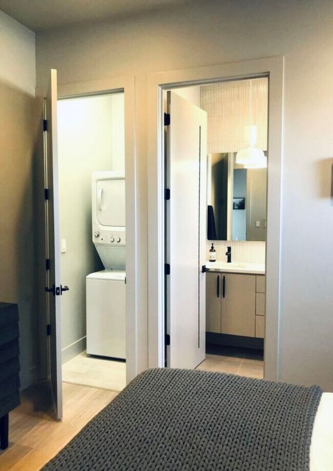 Building Photo - One bedroom apartment on Bend's SW side. End Unit