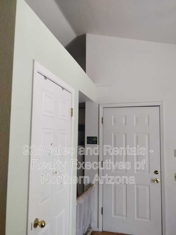 Building Photo - 111 E Oak Ave