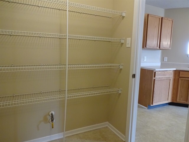 Building Photo - 489 Bourneside Dr