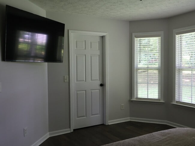 Building Photo - 829 Ridgetop Dr