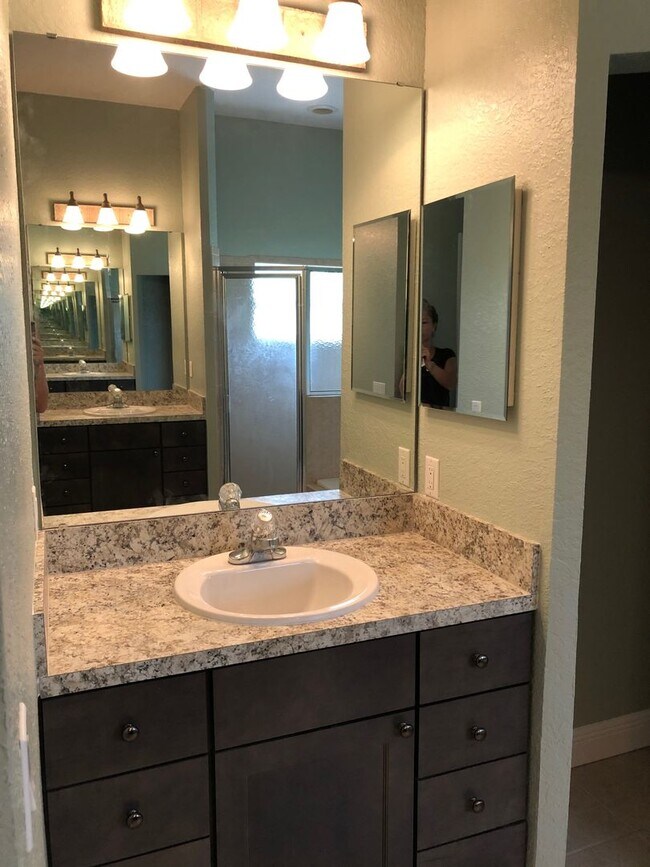 Building Photo - Large House with Bonus Room