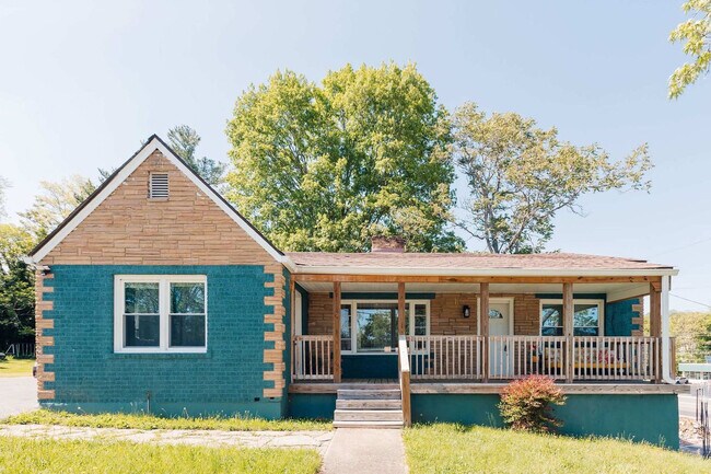 Building Photo - 145 Midway St