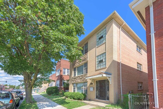 Building Photo - 5942 W Addison St