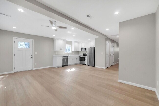 Building Photo - *Amazing Lease Offer* Elegant 3 Bedroom, 2.5 Bathroom Duplex with 1-Car Garage in Woodruff $1750/...