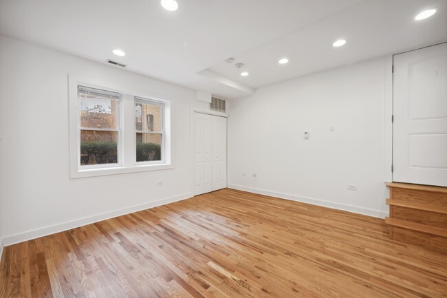 Building Photo - 1432 N Maplewood Ave