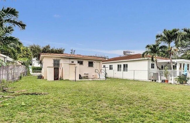 Building Photo - 831 NW 21st Ct