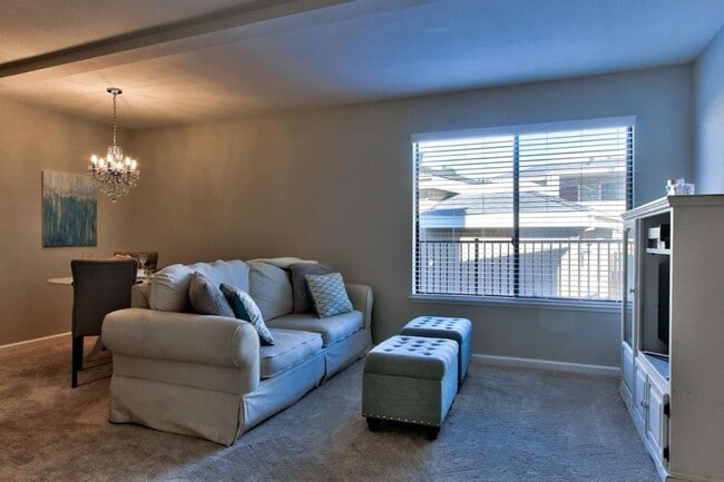 Building Photo - Great One Bedroom Condo in Monterey