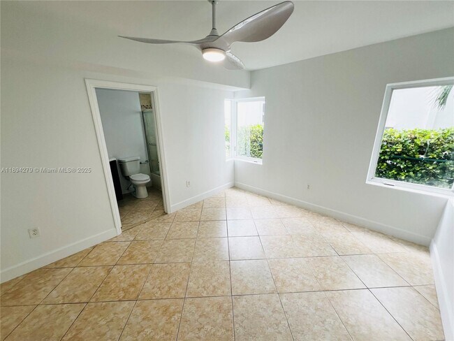 Building Photo - 950 Bay Dr