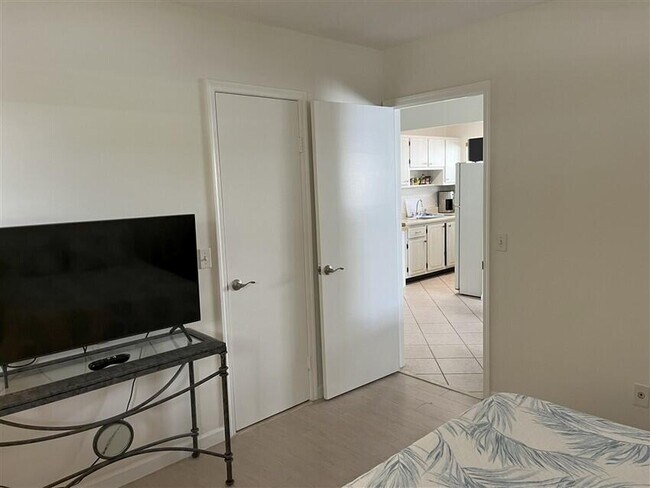 Building Photo - 18 Ocean Breeze