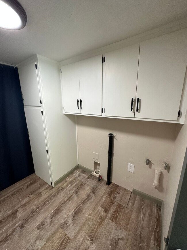 Building Photo - SE Visalia home with pool coming soon! All utilities included