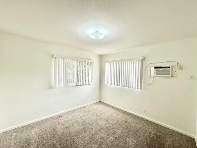 Building Photo - Huge 6br/3ba SF House with Solar Panels!