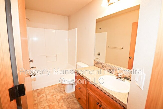 Building Photo - 3041 NE Canoe Ct